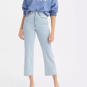 Excellent Condition Light Wash Levi’s ribcage straight jeans
